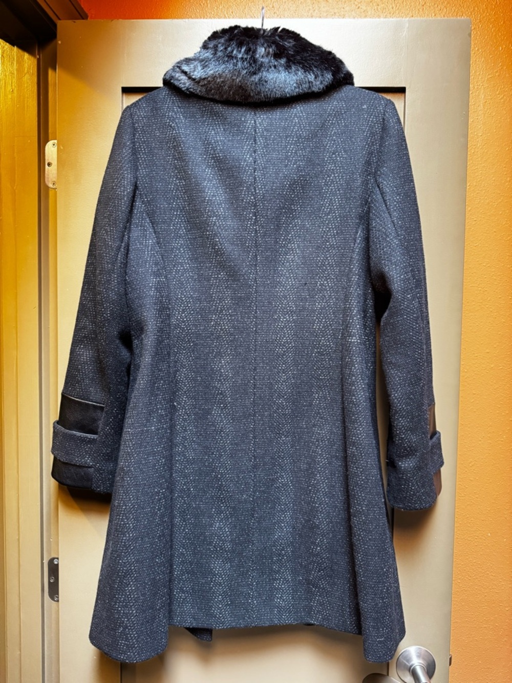 Via Spiga Black Wool-Blend Coat with Faux Fur Collar 14 - Picture 2 of 8